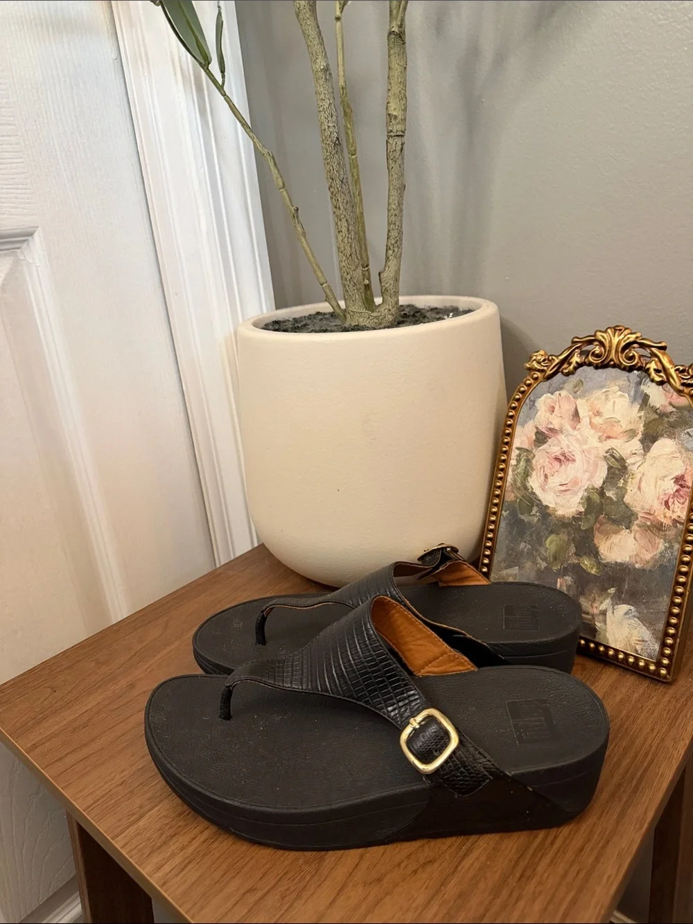 FitFlop Black Lizard Embossed Thong Sandals Gold Buckle Wedge Size 7
